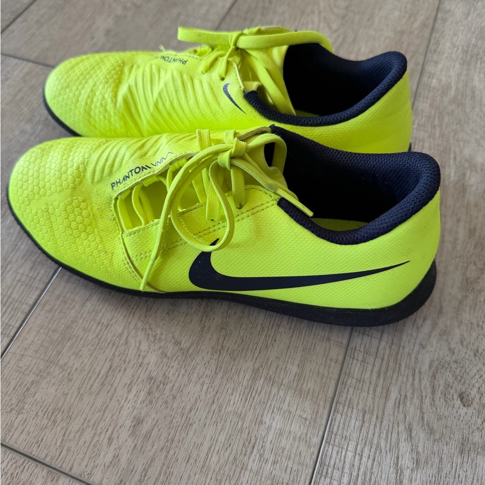 Nike indoor soccer shoe / cleats